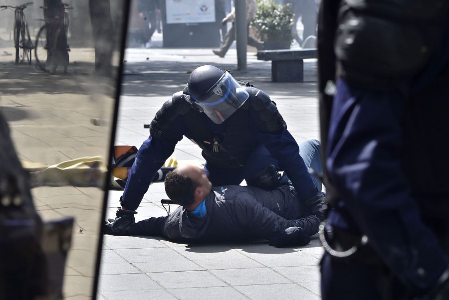 La policía detiene a un manifestantes en Nantes, Francia.