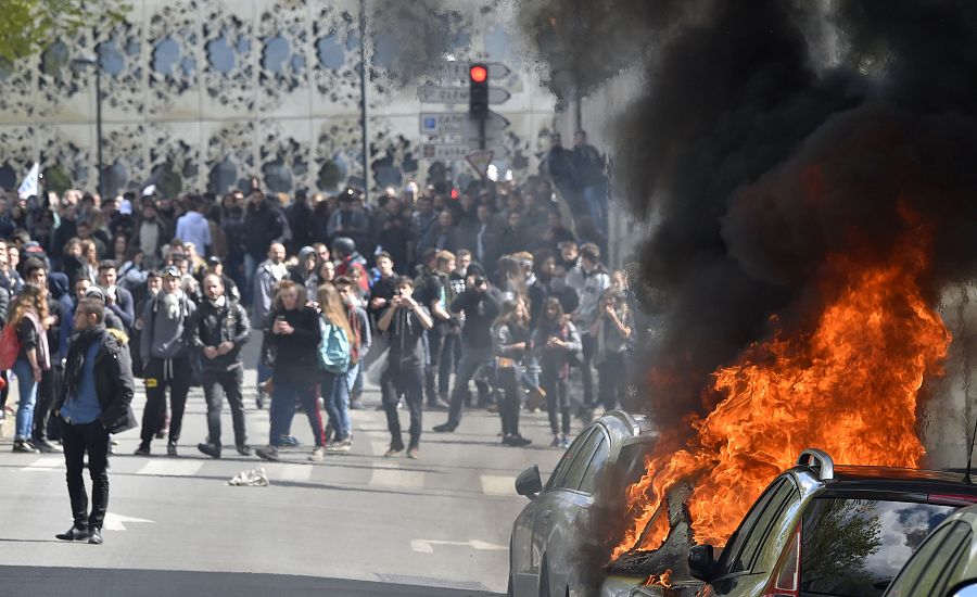 Un coche arde en medio de los disturbios en Nantes.