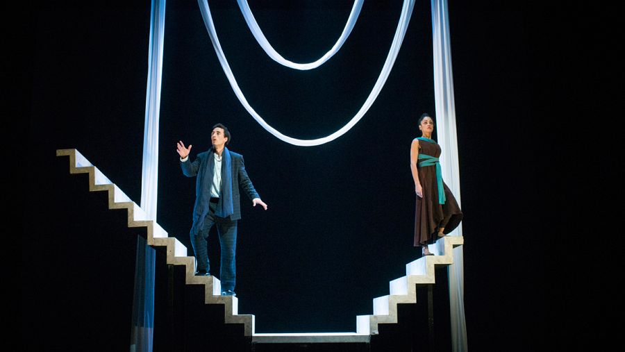 Raúl Sirio y Elena Amada en una escena de 'Así que pasen cinco años'