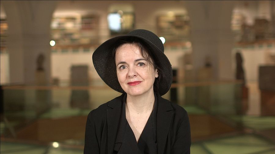 Amélie Nothomb no tiene ningún pudor en mostrar detalles muy personales porque sabe en qué momento debe callar