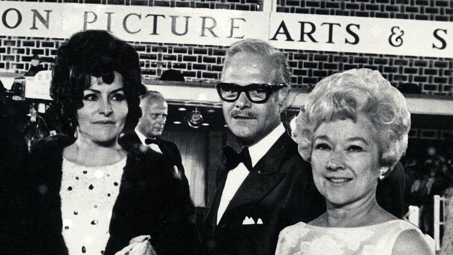 La actriz Sara Montiel, con el director Francisco Rovira Beleta, en Hollywood durante la ceremonia de los Oscars