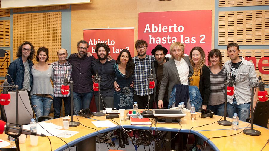 Pepe Viyuela, Antílopez y todo el equipo del programa, con la banda invitada