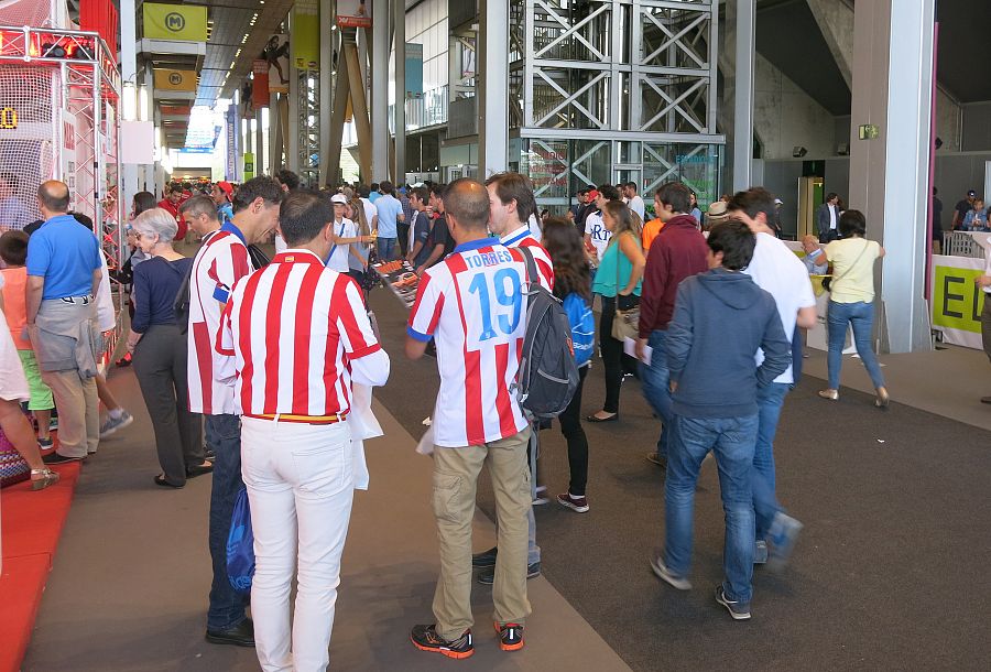 Aficionados colchoneros en el interior de la Caja Mágica.