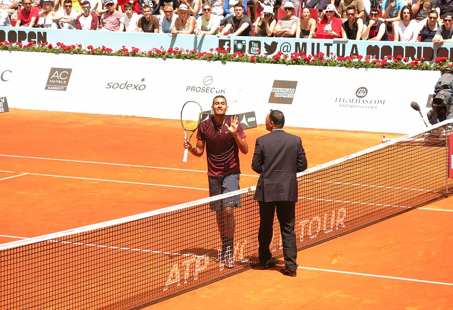 Nick Kyrgios discute con el juez de silla durante el choque contra Wawrinka.