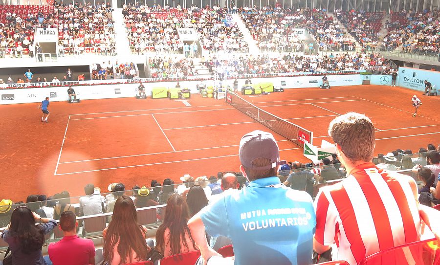 Un espectador que luce la camiseta del Atlético de Madrid observa un partido en el Mutua Madrid Open 2016.
