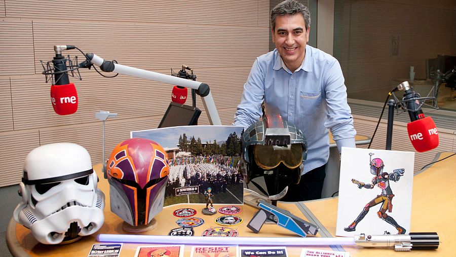 Arturo Martín, en los estudios de Rne Madrid, con algunos objetos relacionados con Star Wars