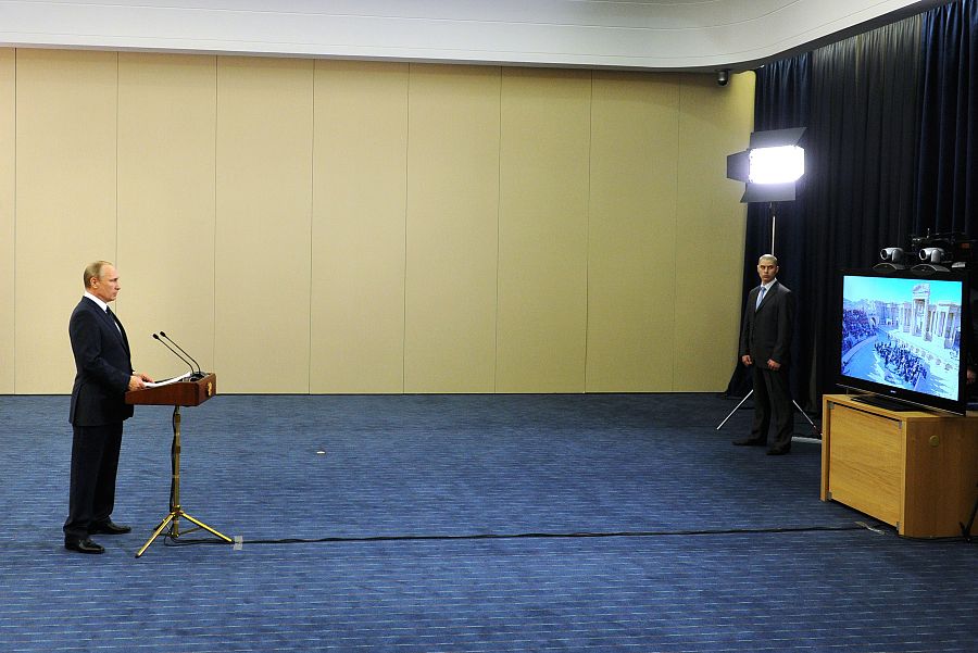 El presidente ruso, Vladímir Putin, habla por videoconferencia antes del concierto en Palmira