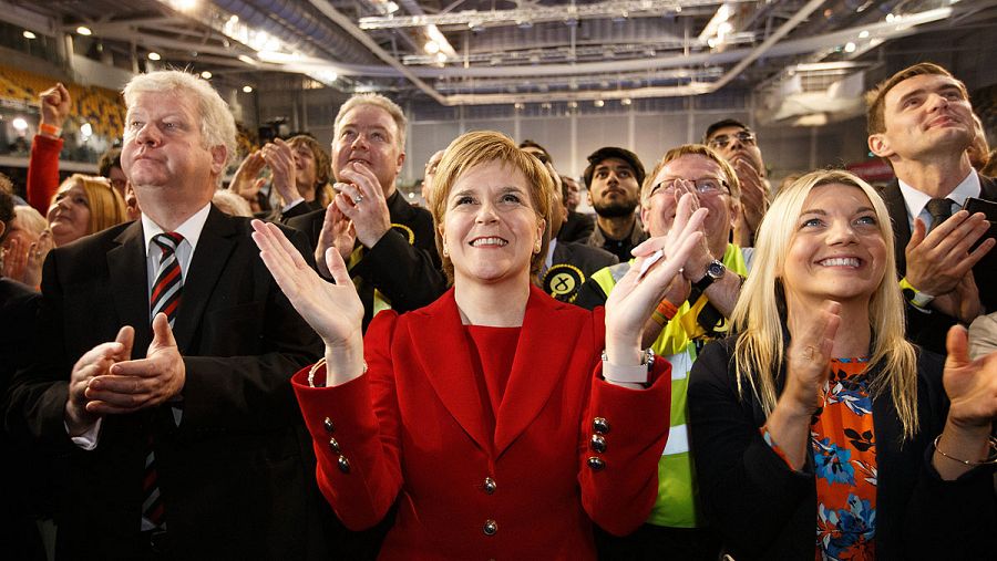 La líder del Partido Nacional Escocés (SNP), Nicola Sturgeon (c), aplaude tras ser reelegida