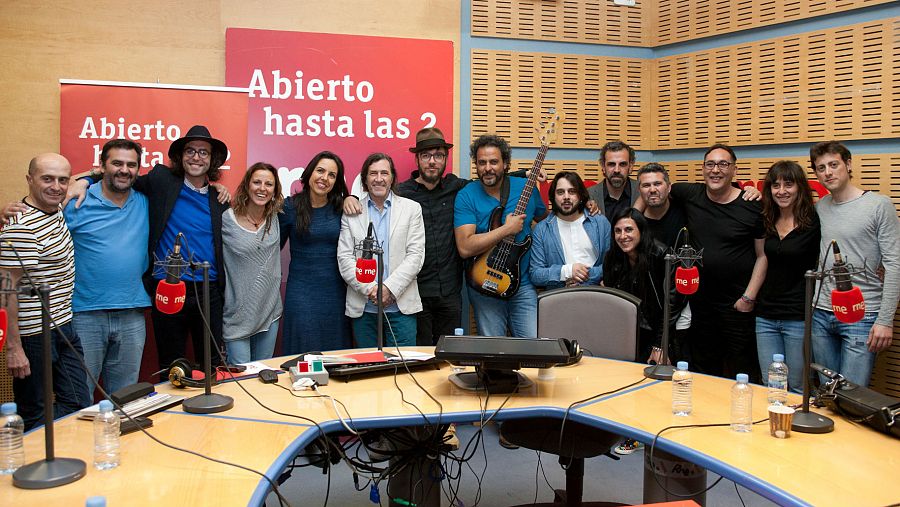 Lamari de Chambao, con todo el equipo del programa