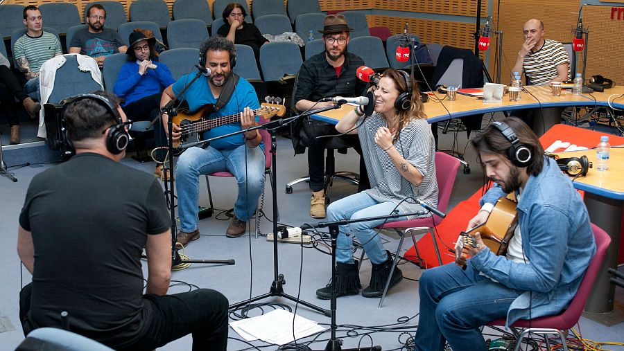 Lamari, con su banda durante un momento del acústico