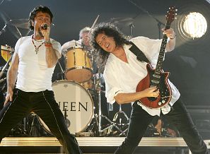Queen junto a Paul Rodgers durante un concierto en Basilea en 2005
