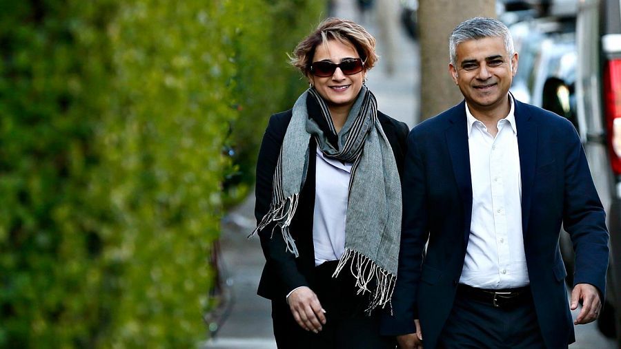 El candidato laborista a la alcaldía de Londres, Sadiq Khan, acude a votar de la mano de su esposa, Saadiya Ahmed