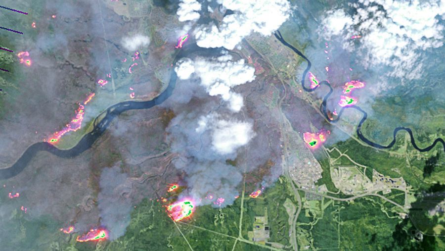 Las llamas devoran la ciudad de Fort McMurray, Alberta, Canadá