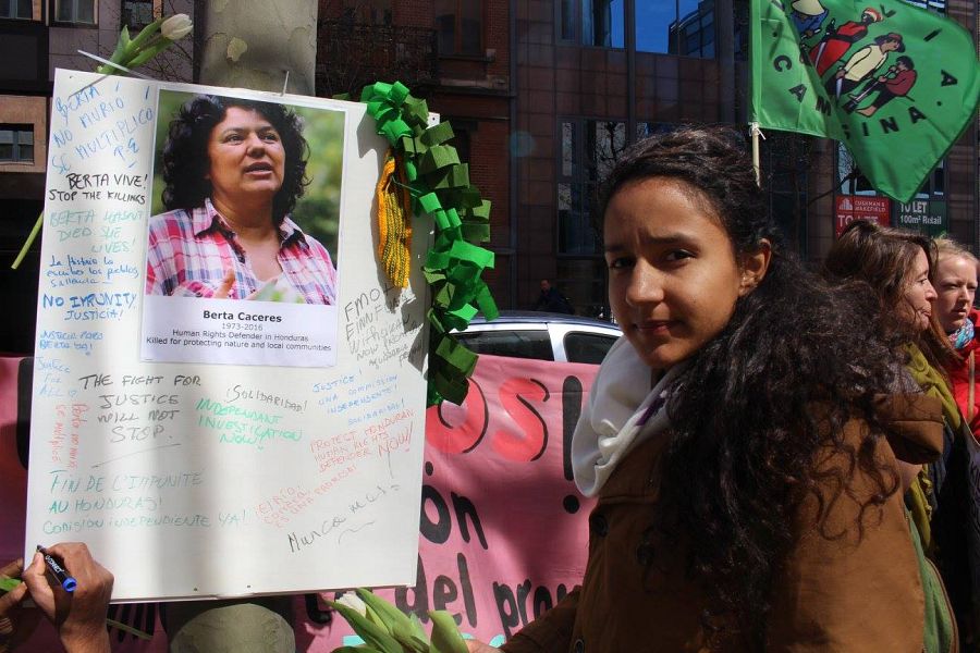 Berta participa en una manifestación en Bruselas para exigir una investigación independiente de la muerte de su madre.