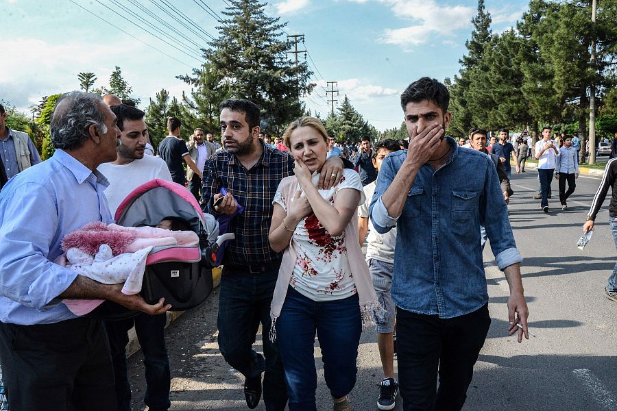 Una mujer herida se aleja del lugar del atentado en Diyarbakir, en Turquía