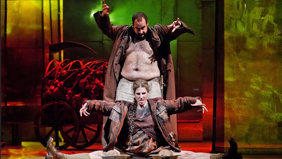 Alberto Velasco y Beatriz Argüello en una escena de Numancia en el Teatro Español.