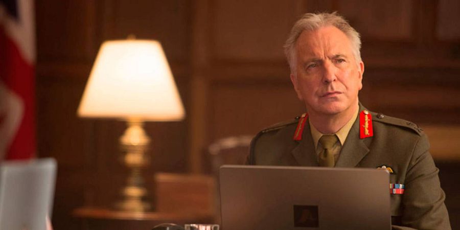 Alan Rickman es el Teniente General que tiene la última palabra, militarmente, sobre la misión