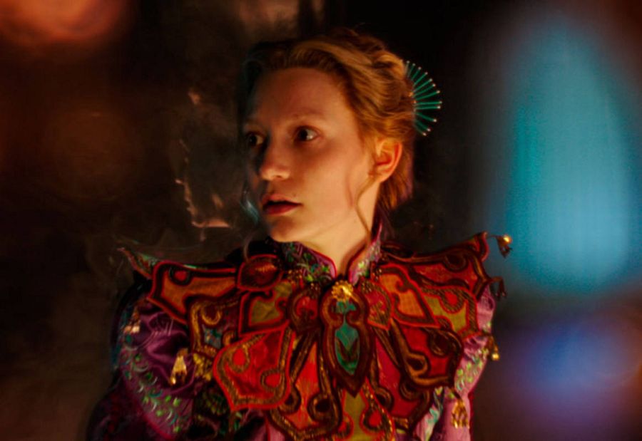 Alicia Kingsleigh (Mia Wasikowska), es capitana de barco