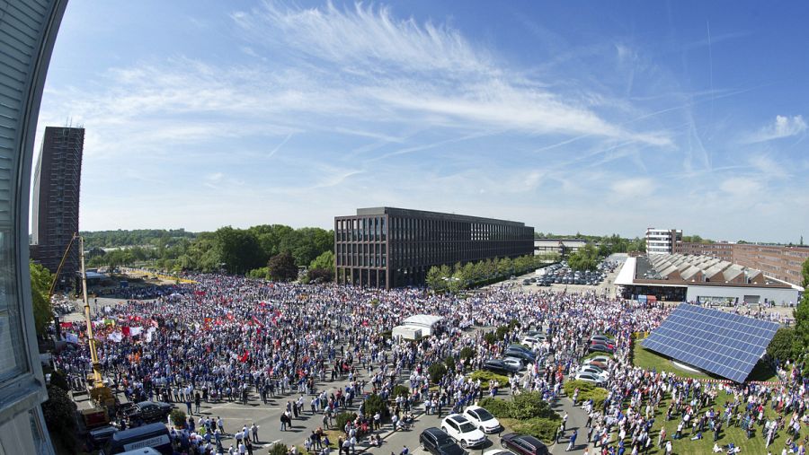 Empleados de Volkswagen se manifiestan en la planta de Wolfsburgo