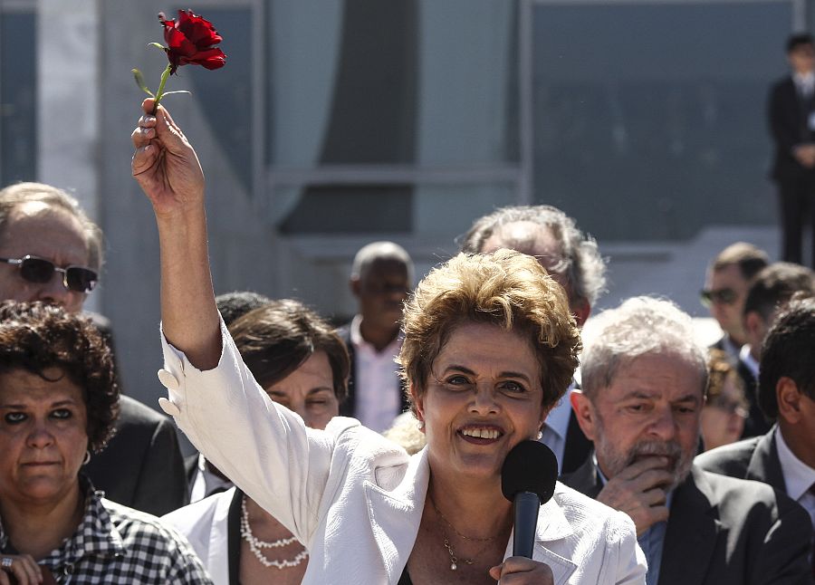 Dilma Rousseff se dirige a sus seguidores ante el Palacio de Planalto, tras ser suspendida como presidenta de Brasil