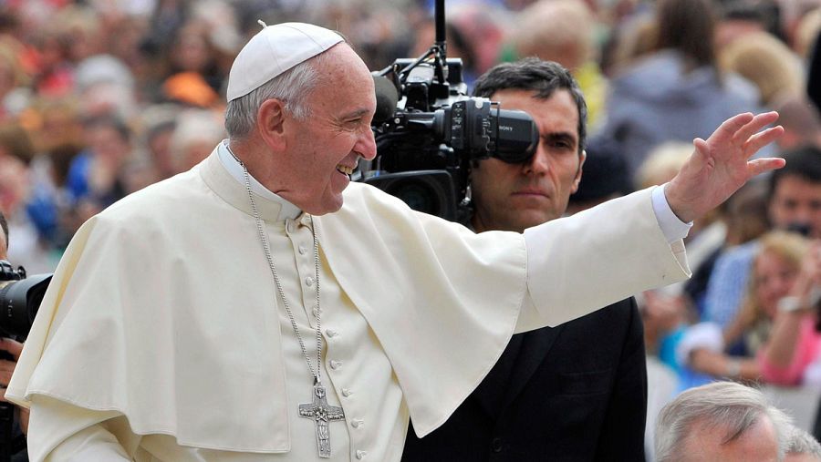 El papa Francisco saluda a los fieles a su llegada a la audiencia general de los miércoles