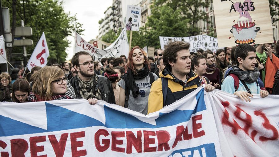 Cientos de estudiantes y trabajadores participan en una manfiestación contra la reforma laboral en París