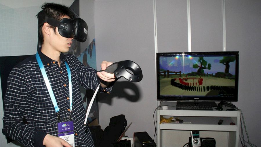 Visitante de la II Feria de Electrónica de Consumo de Asia utilizando un dispositivo de realidad virtual