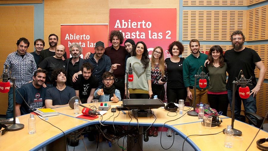 El equipo de 'Abierto hasta las 2', con la banda invitada