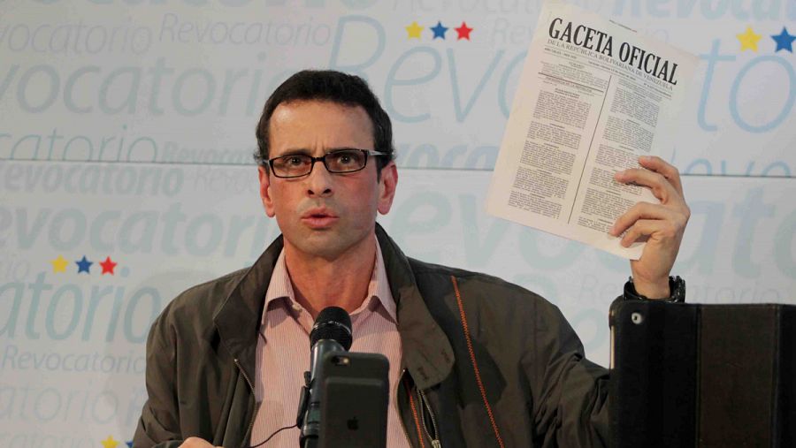 Henrique Capriles muestra el decreto en el que se declara el estado de excepción.