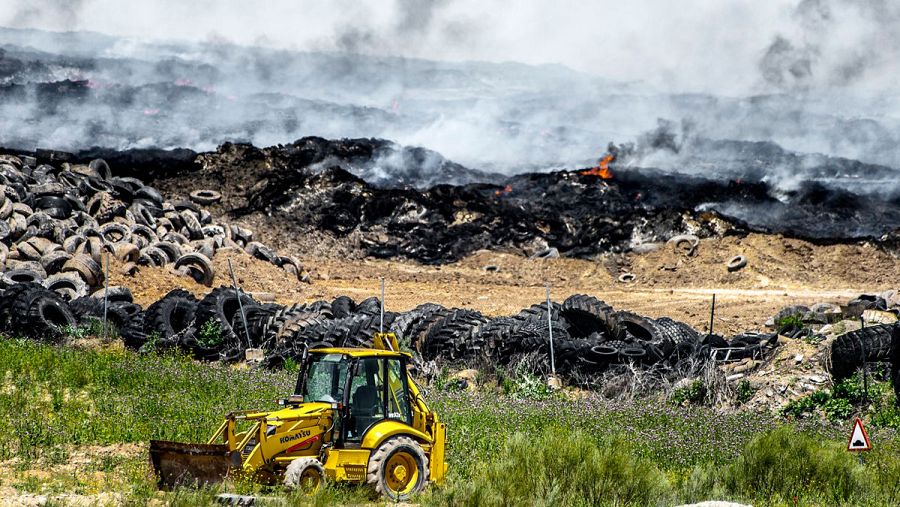 Vista general del cementerio de neumáticos ubicado entre Seseña (Toledo) y Valdemoro (Madrid)