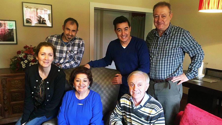 Equipo de Informe Semanal con la familia Valderrama