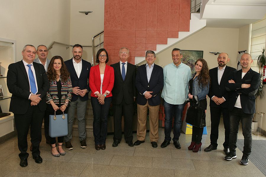Foto de familia del jurado de los Premios Tiflos de Periodismo en las categorías de radio y televisión.