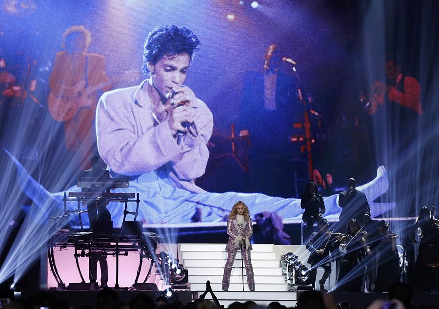 Madonna homenajea a Prince durante los premios Billboard en Las Vegas.