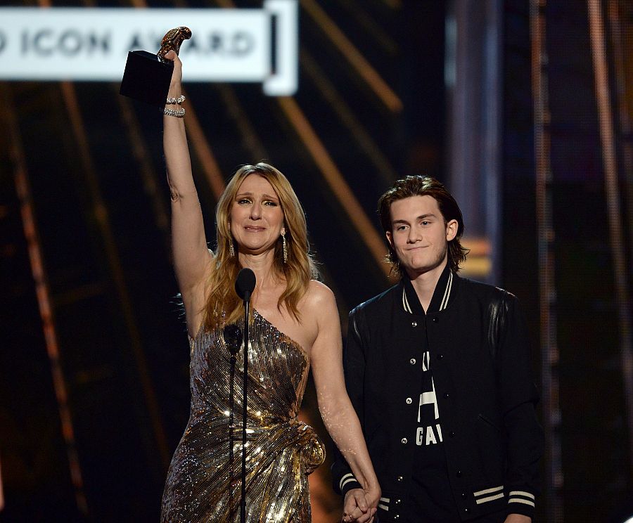 Celine Dion acepta emocionada el premio al icono del año durante la gala Billboard en Las Vegas.