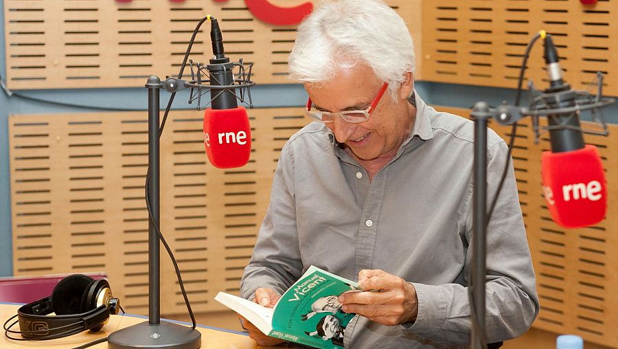 Nuestro invitado recibió un ejemplar firmado del último libro de Manuel Vicent