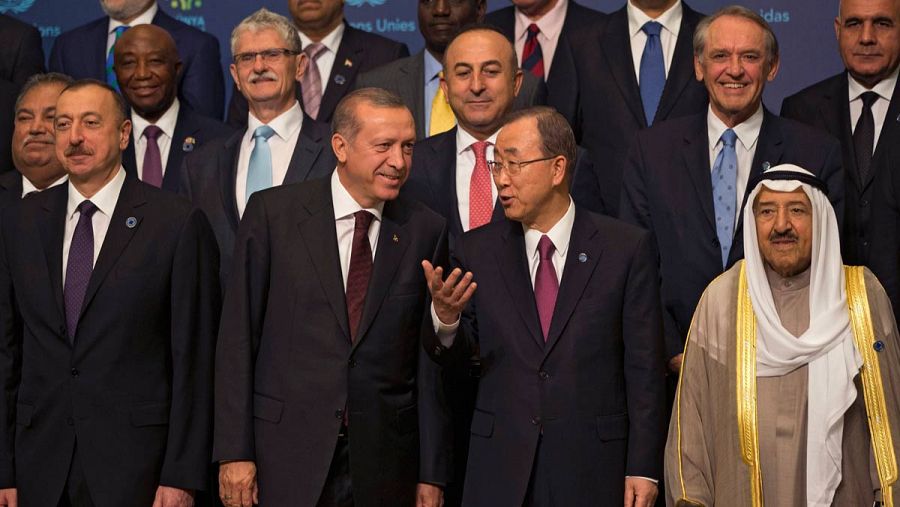 El presidente turco, Recep Tayyip Erdogan, conversa con el secretario general de Naciones Unidas, Ban Ki-moon, en la Cumbre Humanitaria de la ONU.
