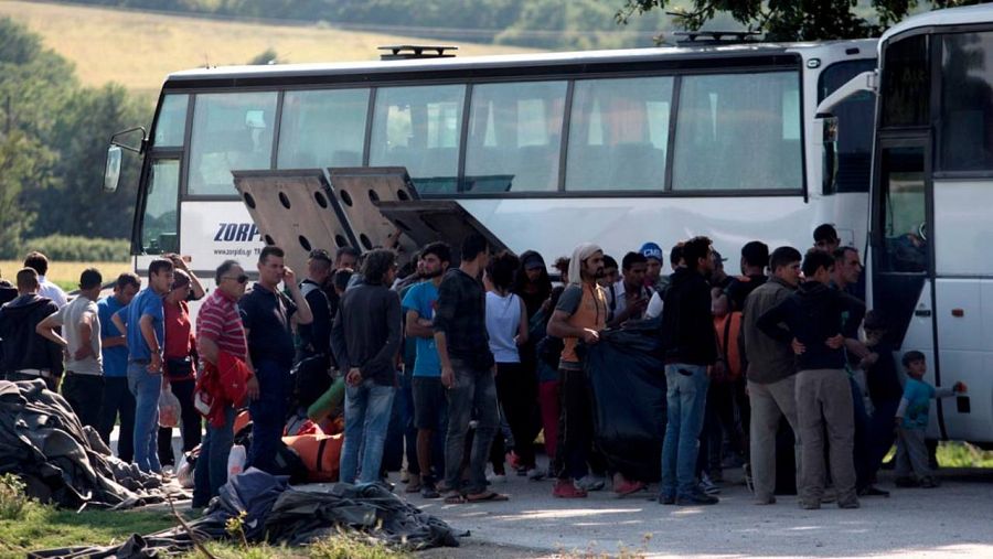 Un grupo de refugiados es evacuado del campo de Idomeni en un autobús