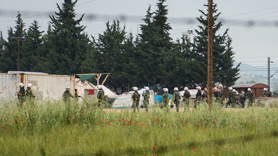 Un cordón de policías griegos rodea el campamento de refugidos de Idomeni, en la frontera greco-macedonia