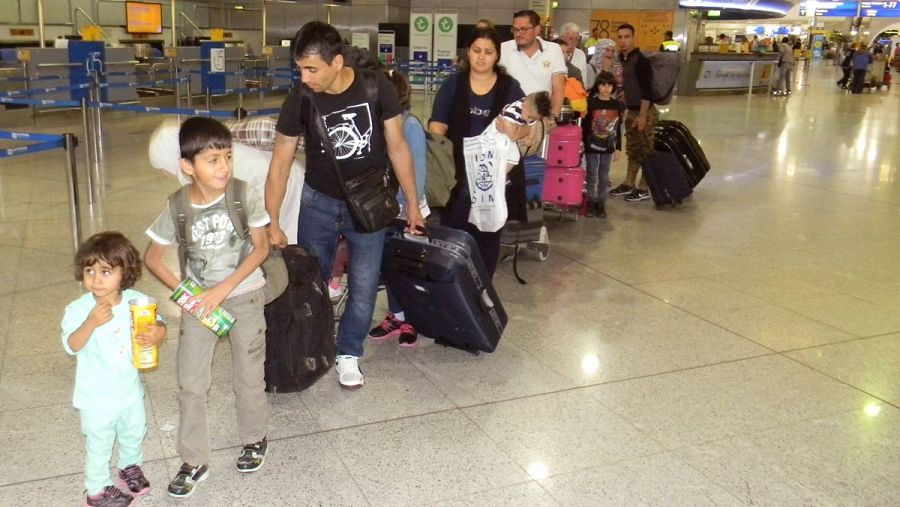 Los refugiados, en la cola de facturación en el aeropuerto de Atenas antes de partir hacia Madrid.