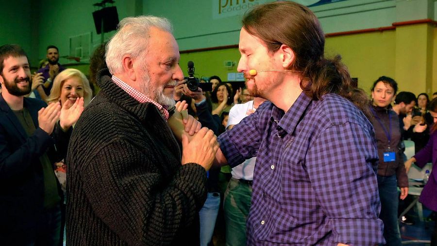 Iglesias, muy emocionado junto al histórico líder de IU, Julio Anguita.