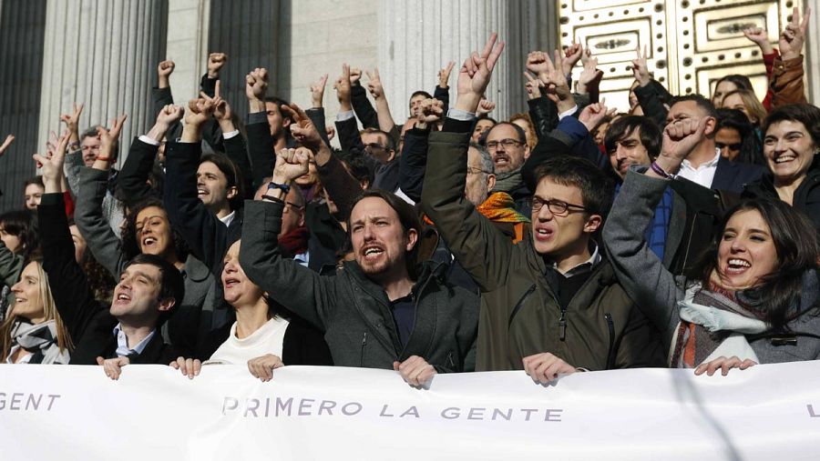 Iglesias y Errejón, con el resto del grupo parlamentario de Podemos.