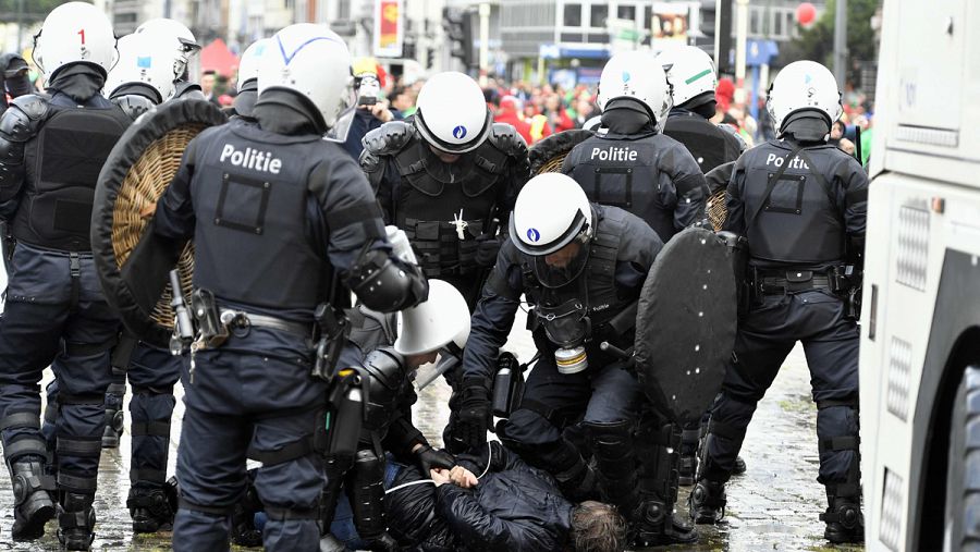 La policía antidisturbios detiene a un manifestante en Bruselas