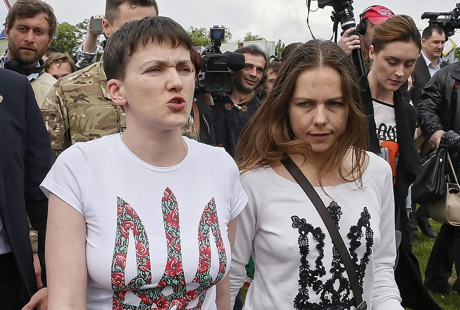 La piloto ucraniana Nadezhda Sávchenko, a la izquierda, junto su hermana Vera Savchenko tras aterrizar en Kiev