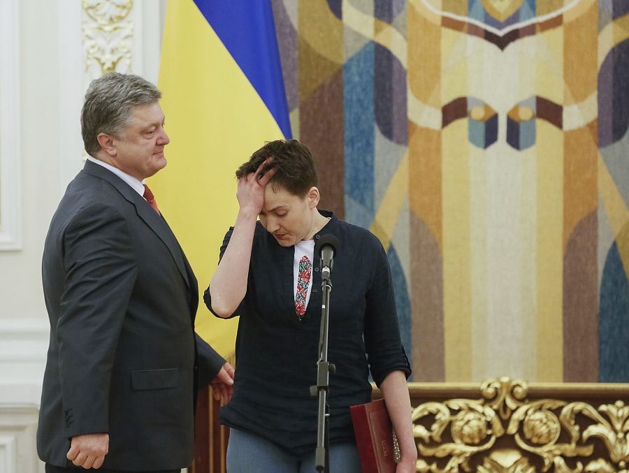 Nadezhda Sávchenko es recibida por el presidente ucraniano, Petró Poroshenko, durante una ceremonia de bienvenida en el palacio presidencial de Kiev