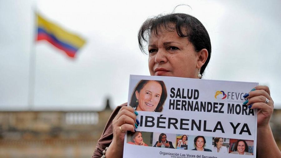 Una manifestante muestra una pancarta pidiendo la libertad de Salud Hernández