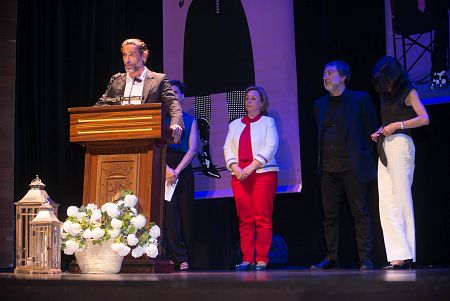 Nacho Fresneda, Javier Olivares y María Roig, recogiendo el premio de 'El Ministerio del Tiempo'