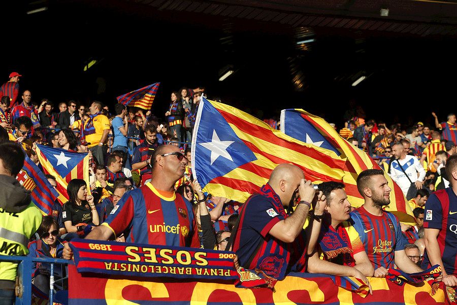Banderas esteladas en las gradas del estadio