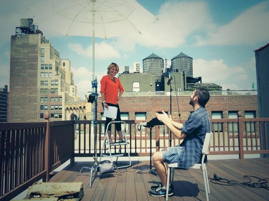 Almudena Ariza se la juega para conseguir el mejor plano.