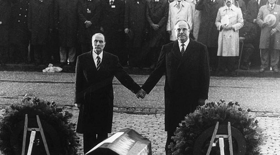 En 1984 Mitterrand y Kohl se dan la mano en el primer homenaje conjunto de la Batalla de Verdún