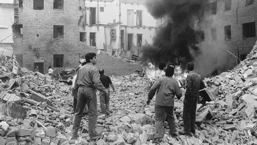 Imagen de archivo del atentado al cuartel de Vic, en Barcelona, en el que murieron 10 personas